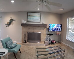 Smart TV - Cute 2/2 near downtown and beaches!  1 hour from Tampa's theme parks & museums! (Sarasota)