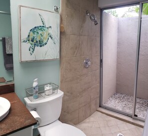 Shower, hair dryer, towels, soap - Cute 2/2 near downtown and beaches!  1 hour from Tampa's theme parks & museums! (Sarasota)