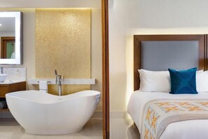 Een haardroger, handdoeken, zeep, shampoo