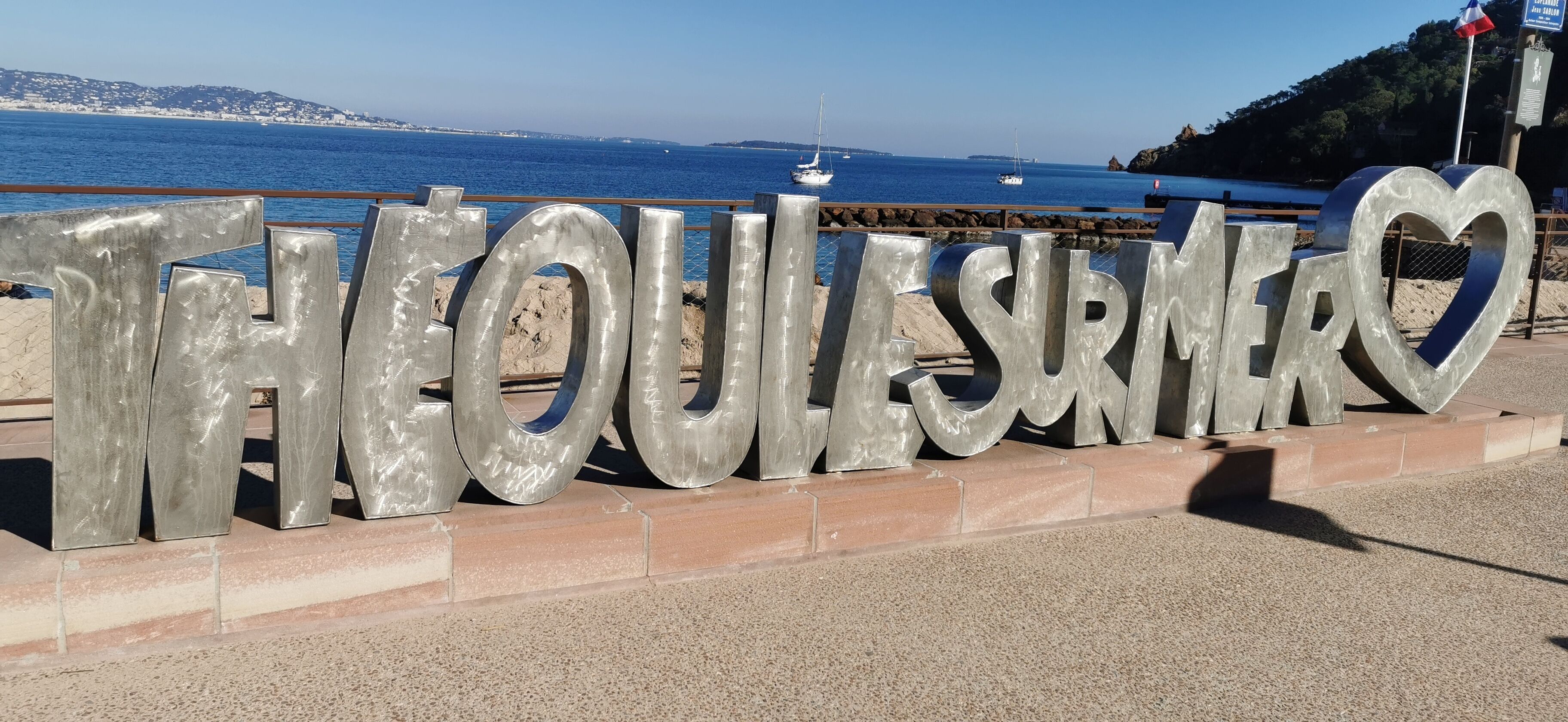 A large metallic sign with the name "Thoulasrino" and a heart symbol.