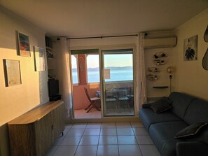 TV - Appartement Côte D'azur Accès Direct Plage (Théoule-sur-Mer)