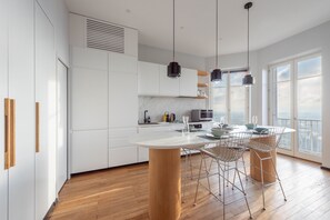Fridge, microwave, oven, dishwasher - Le 360 - Appt vue panoramique sur Lyon (Sainte-Foy-lès-Lyon)