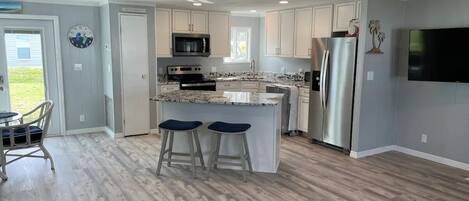 Kjøleskap, mikrobølgeovn, ovn og kokeplater