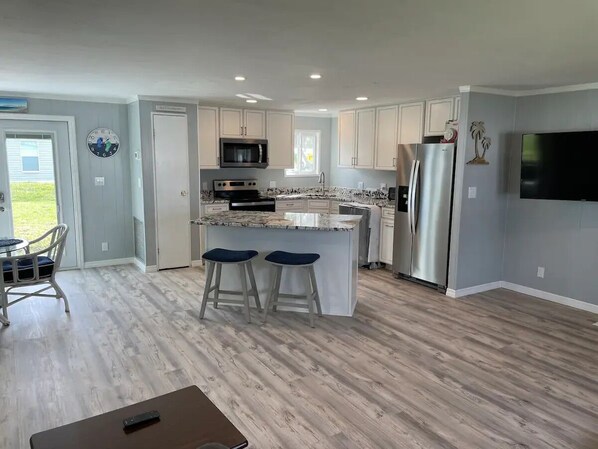 Fridge, microwave, oven, stovetop - Island Getaway - Monthly Rental - 3 Queen Beds (Bokeelia)