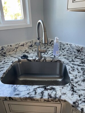 ヘアドライヤー、タオル、石鹸、トイレットペーパー