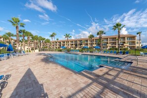 Una piscina al aire libre, una piscina climatizada