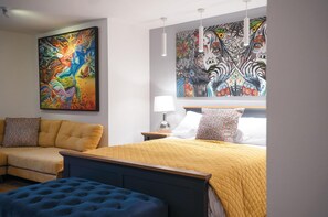 Escritorio, wifi y ropa de cama