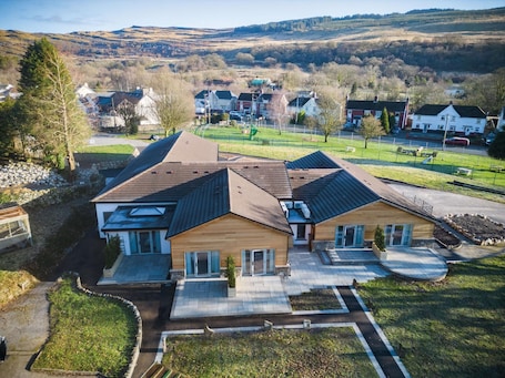 Exterior. Suite 14 - Sleeping Giant Hotel - Pen Y Cae Inn