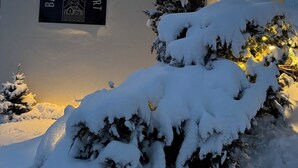 A building with a sign reading "BERGOASE APART" and a star-shaped light decoration. - BergOase - Apart - am Feldberg mit Bergblick (Feldberg (Schwarzwald))