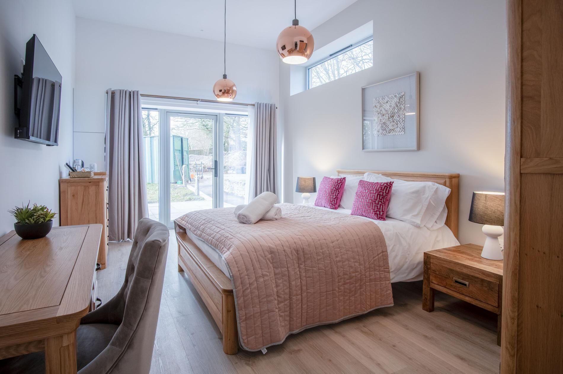 Desk, WiFi, bed sheets