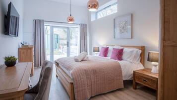 Desk, WiFi, bed sheets