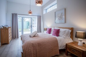 Escritorio, wifi y ropa de cama 