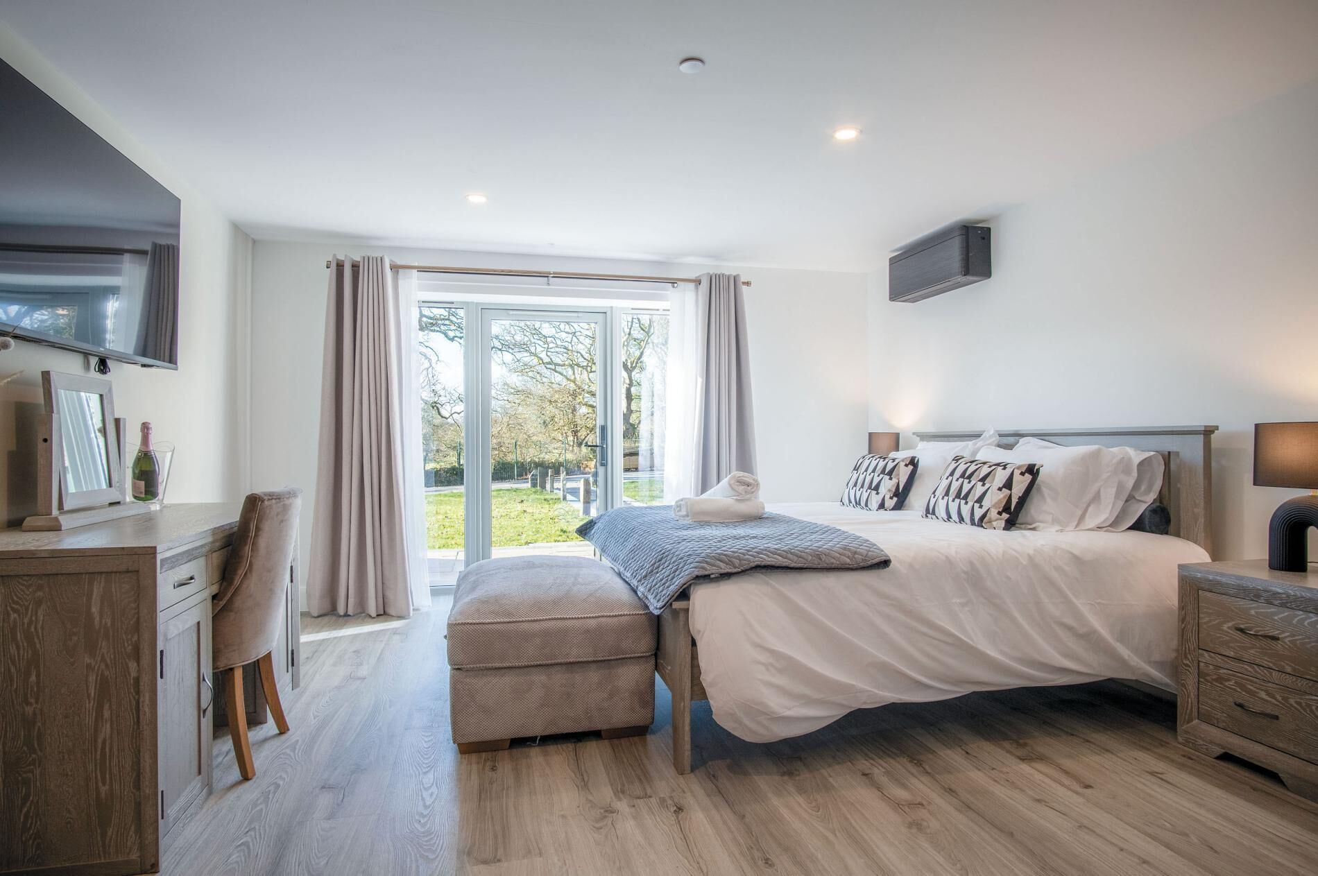 Escritorio, wifi y ropa de cama 