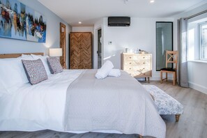 Desk, WiFi, bed sheets