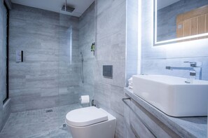 Shower, hair dryer - Suite 7 - Sleeping Giant Hotel - Pen Y Cae Inn (Swansea Valley)