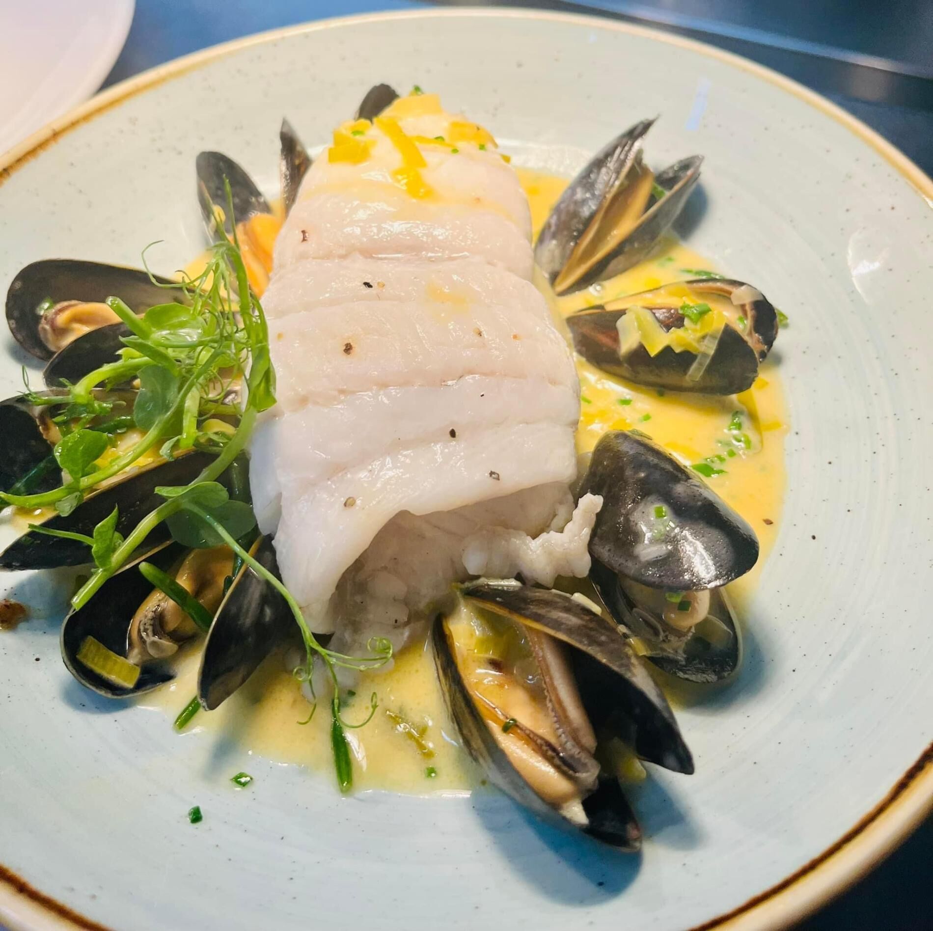 Plat de marisc amb musclos i peix.