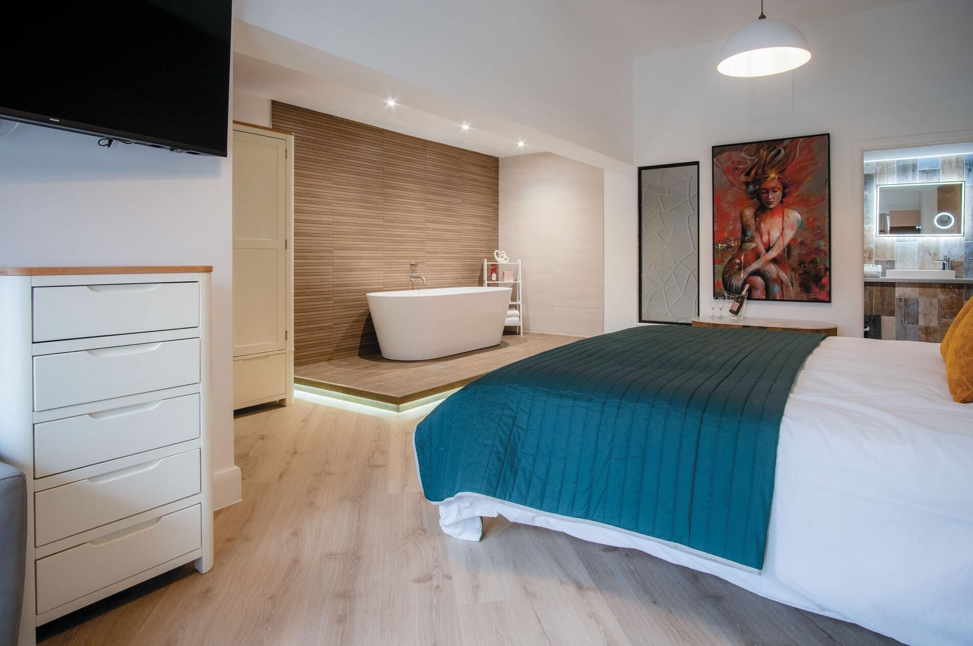 Escritorio, wifi y ropa de cama 