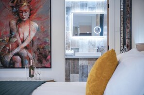Escritorio, wifi y ropa de cama 