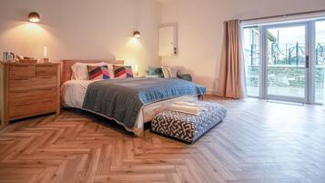 Desk, WiFi, bed sheets