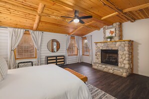 6 Schlafzimmer, Schreibtisch, Bügeleisen/Bügelbrett, Reisekinderbett