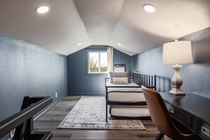 6 bedrooms, desk, iron/ironing board, travel cot