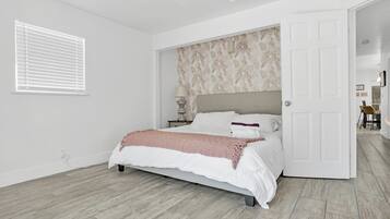 3 bedrooms, desk, iron/ironing board, travel cot
