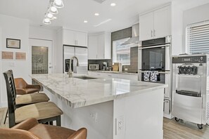 Fridge, microwave, oven, stovetop - Spacious Family Retreat – Pool, BBQ & Soft Serve! (Oakland Park)