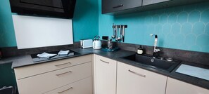 Réfrigérateur, four à micro-ondes, un four, surface de cuisson