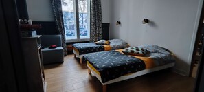 2 chambres, coffre-fort, fer et planche à repasser, lit de bébé portatif