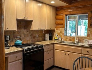 Refrigerador, horno, parrilla de estufa y cafetera y tetera 
