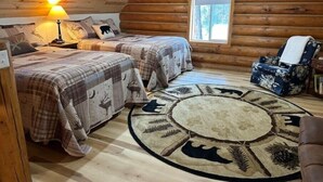 Une chambre confortable dans un chalet en rondins, avec deux lits, une fenêtre, une chaise et un tapis.