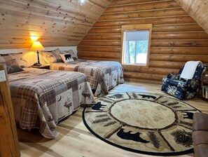 3 bedrooms, free WiFi, bed sheets - Cozy Log Cabin with private access to the Trinity River! (Trinity Center)