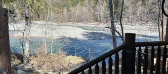 Cozy Log Cabin with private access to the Trinity River!