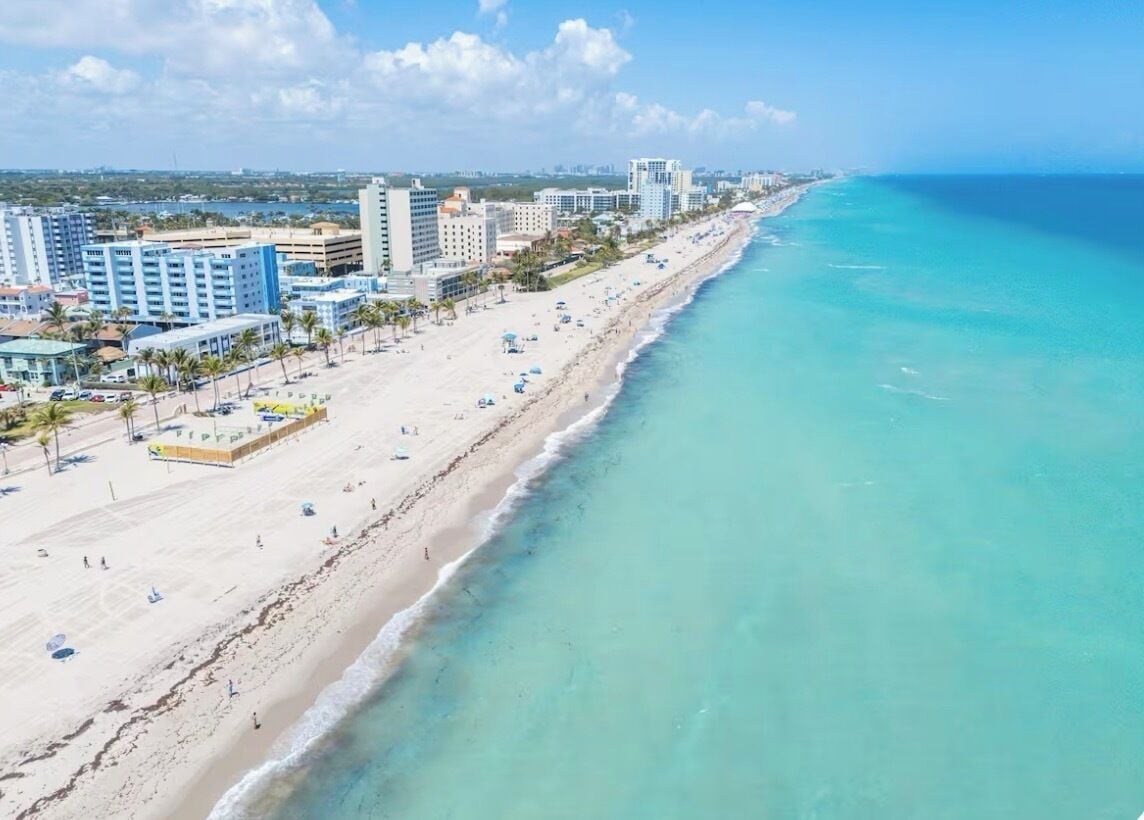 Na praia, espreguiçadeiras, toalhas de praia 