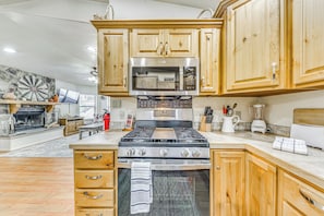 Fridge, microwave, oven, stovetop - Ruidoso Cabin Rental w/ Hot Tub: Near Midtown! (Ruidoso)