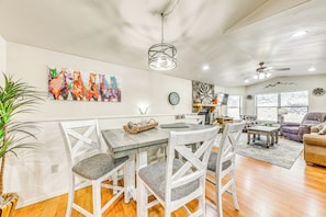Dining - Ruidoso Cabin Rental w/ Hot Tub: Near Midtown! (Ruidoso)