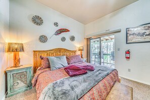 2 bedrooms, desk, iron/ironing board, travel cot - Ruidoso Cabin Rental w/ Hot Tub: Near Midtown! (Ruidoso)