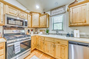 Fridge, microwave, oven, stovetop - Ruidoso Cabin Rental w/ Hot Tub: Near Midtown! (Ruidoso)