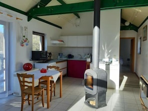 Kühlschrank, Mikrowelle, Herdplatte, Wasserkocher mit Kaffee-/Teezubehör
