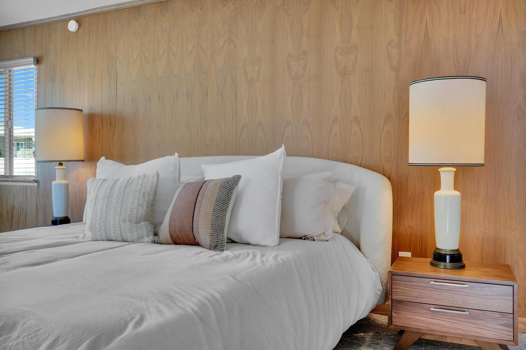 3 habitaciones, tabla de planchar con plancha, wifi y ropa de cama 