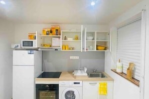 Fridge, coffee/tea maker