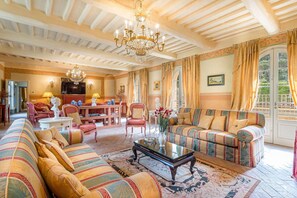 TV, fireplace, DVD player, stereo