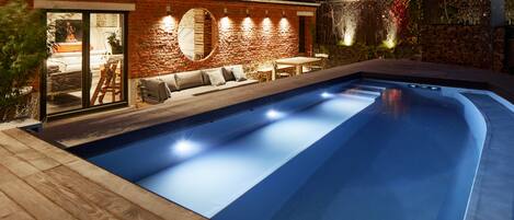 Piscine extérieure (ouverte en saison), chaises longues