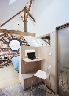 プレミアム ダブルルーム キングベッド 1 台 | 低刺激性寝具、羽毛の掛け布団、客室ごとに異なる装飾、客室ごとに異なるインテリア