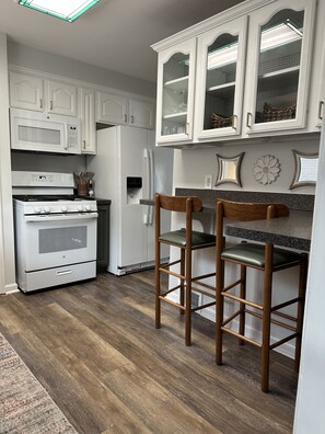 Kjøleskap, mikrobølgeovn, ovn og kokeplater