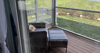 Cozy Beach house right on the bay! 3 miles from boardwalk. Sleeps 5