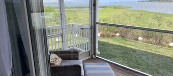 Cozy Beach house right on the bay! 3 miles from boardwalk. Sleeps 5