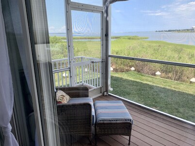 Cozy Beach house right on the bay! 3 miles from boardwalk. Sleeps 5