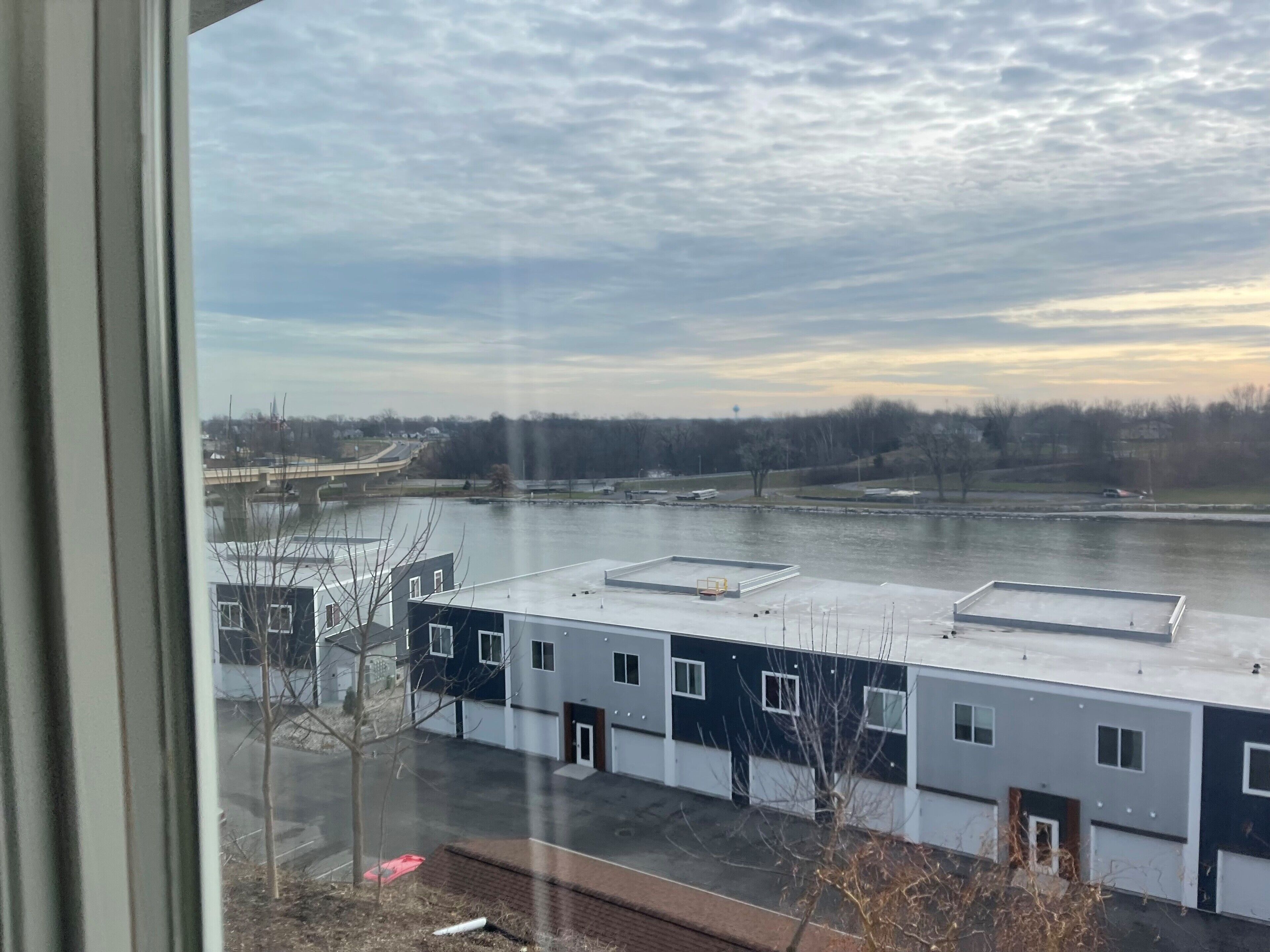 Charming 1 bedroom overlooking the Fox River. Large Heated Garage. Pet Friendly!