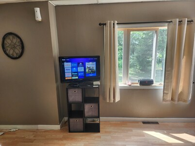 Highway 20 Lodge--Quiet, Cozy, renovated two bedroom house that sleeps 6-7